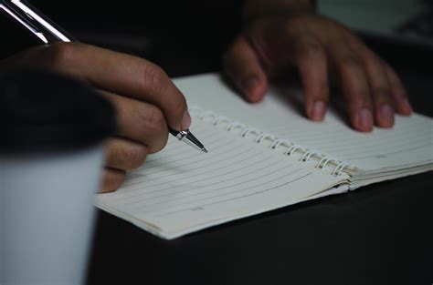 Man hand holding pen write note diary on book. 10758111 Stock Photo at ...