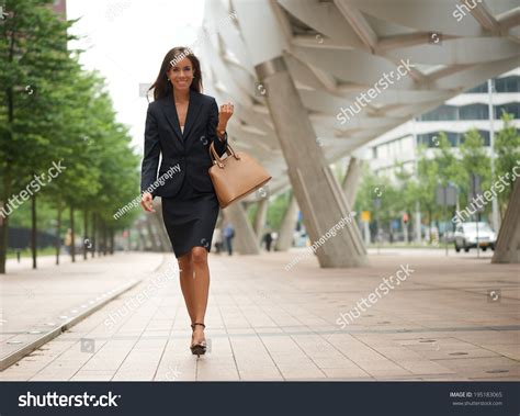 Business Women Walking 的图像结果