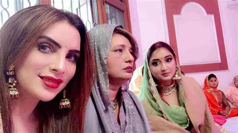 Karwa Chauth Ajit Mehndi Surprises Darani Mansi Sharma with Sargi gives ...