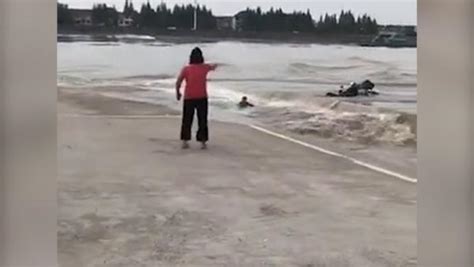 杭州一男子拍摄潮水时被卷走，打捞上岸已死亡_凤凰网视频_凤凰网