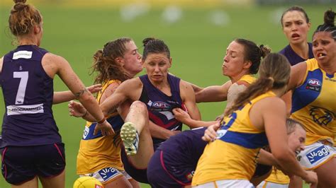 Kiara Bowers stars, Fremantle Dockers beat West Coast Eagles in AFLW - ESPN