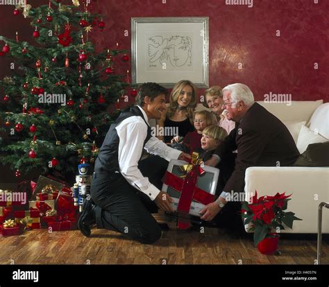 Family, Christmas, distribution presents, presents sitting room ...