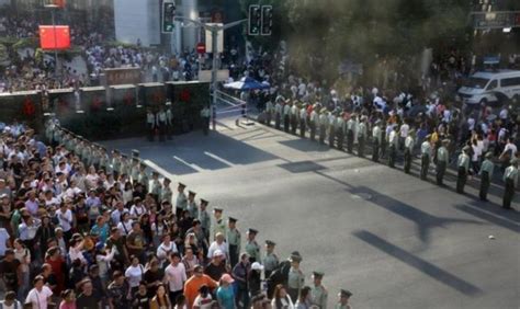 上海南京路武警再现拉链式人墙，五一最帅斑马线，五一最美风景线_腾讯新闻