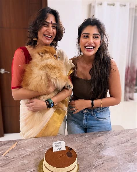 Supritha mother Surekha vani hot bedroom photos goes viral pa |Surekha ...