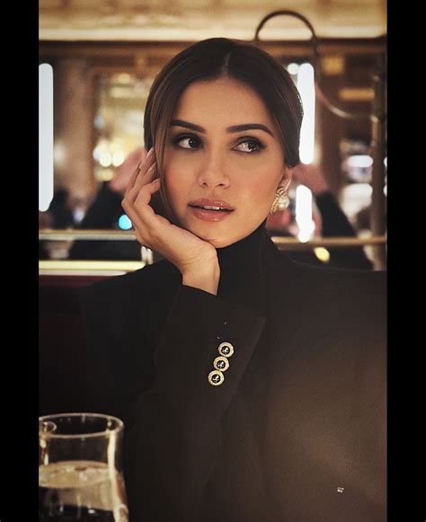 Tara Sutaria channels effortless beauty with a soft smokey eye and ...