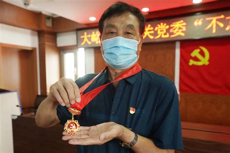 42年前为救人牺牲，今被评为烈士，上海举行首次《烈士光荣证》颁授仪式