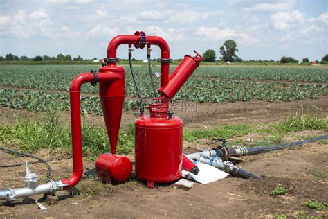 农田上的水泵和管农业供概念高清图片下载-正版图片303525837-摄图网