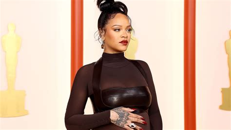 Rihanna’s bold maternity fashion on Oscars red carpet | CNN