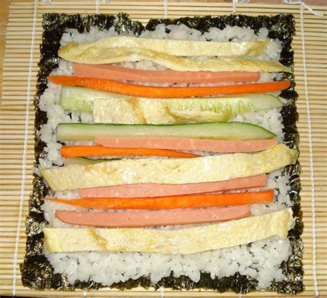 怎样做寿司呢？材料都有啦，不知道怎样做呢……米饭该怎么弄？-怎么样做寿司 详细一点 最重要的是怎么弄那个米饭