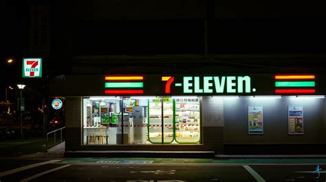 深夜的7-Eleven | Canon EOS 5D Mark IV + EF 35mm f/1.4L II USM | 迷惘的人生 | Flickr