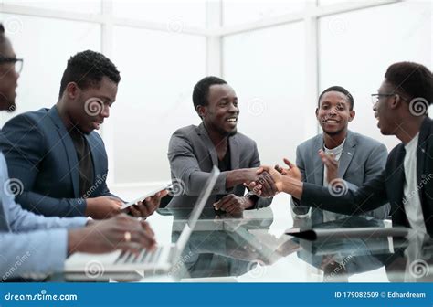 Business People Greeting 的图像结果