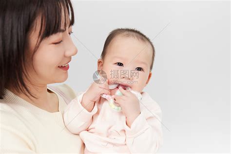 抱着婴儿小宝宝的月嫂高清图片下载-正版图片501725342-摄图网