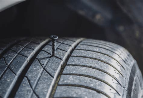 ¿Cómo reparar un pinchazo en el neumático del coche? - Audioledcar