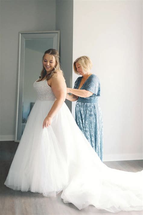 How to make your own bustle for wedding dress | Honestweddingadvice.com
