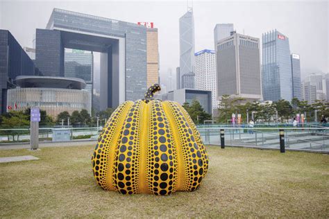 周末打卡好去處：2018 藝術月沿維港看草間彌生南瓜及大師雕塑 | Harpersbazaar HK