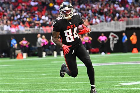 Download Football Players Hd Atlanta Falcons Wallpaper | Wallpapers.com