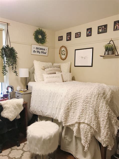 Minimalist aesthetic dorm | Dorm room designs, White dorm room, Dorm ...