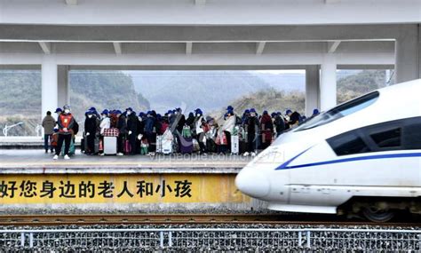 贵州省首趟外出务工动车专列从遵义发出-人民图片网