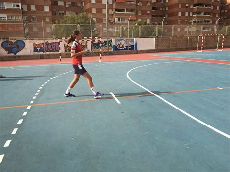 Initiation Handball: What to know about steps and bouncing in handball?