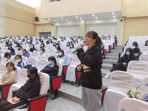 咸阳职院外教为2022级新生作英语讲座-咸阳职业技术学院新闻中心