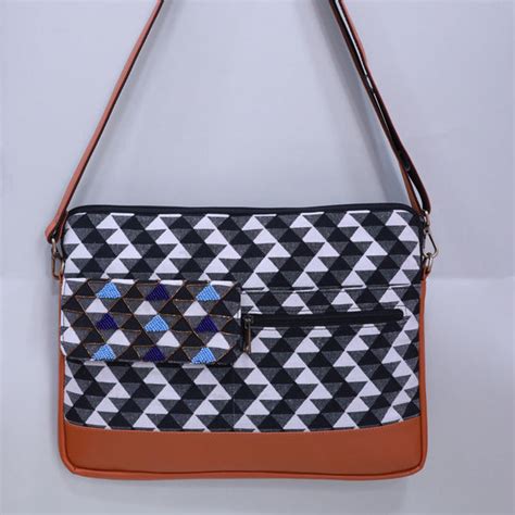Abstract Black & White Laptop Bag: 13 Inches