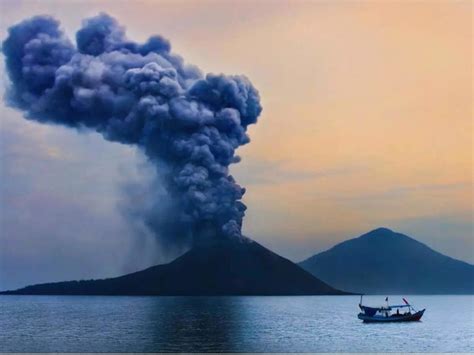Indonesia’s Mount Lewotobi eruption update: Flight cancellations ...