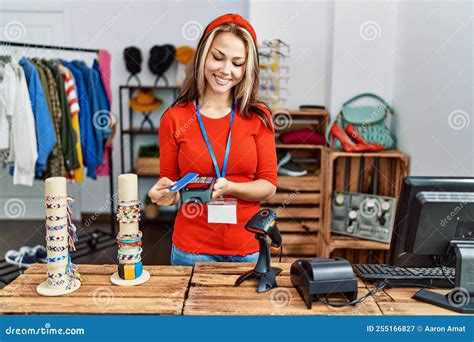 Store Work Uniform Colorful Shopkeeper 的图像结果