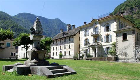 Cevio - Piazza e palazzi - Comune di Cevio