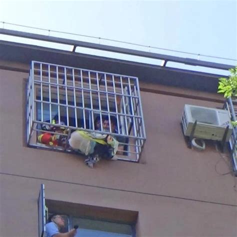 惊险！七岁女童悬挂窗外 民警和消防员拆护栏救孩子|女童|孩子|坠楼_新浪育儿_新浪网