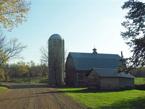 Solve Older farm on country road jigsaw puzzle online with 20 pieces