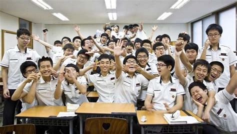 身穿着校服上学的韩国初高中生高清图片下载-正版图片502237500-摄图网