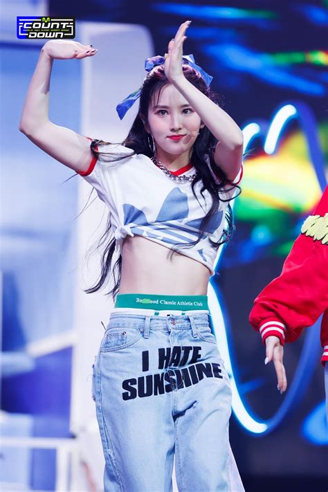 220811 TRI.BE - KISS @ M Countdown Stage Songsun Photos : r/tribedaloca