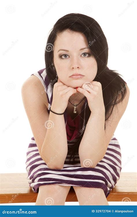 妇女镶边的紫色礼服坐面对看 库存照片. 图片 包括有 衣物, 成人, 时兴, 长期, 白种人, 纵向, 有吸引力的 - 32972704