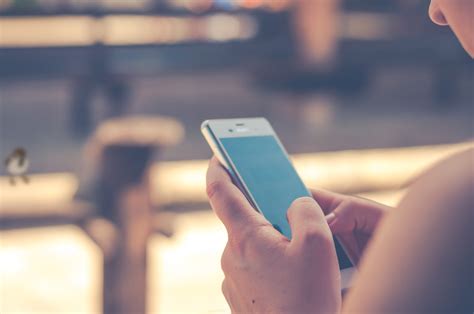 [フリー写真] スマホを操作する人でアハ体験 | GAHAG | 著作権フリー写真・イラスト素材集 - GAHAG | 著作権フリー写真 ...