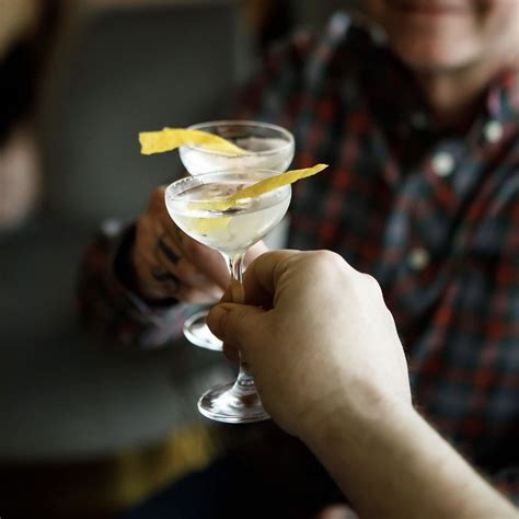 Dry Gin Martini - Cocktail Recipe - Beefeater Gin
