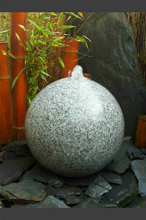 Granit Kugel Sprudelstein grau poliert 40cm - Monolithique