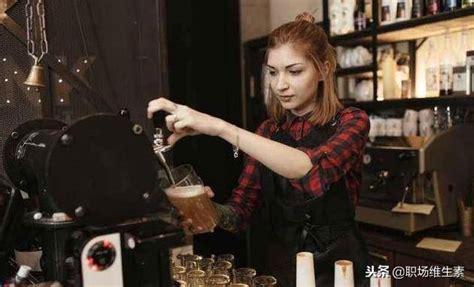 专业酒吧服务员准备鸡尾酒饮料,并代表夜生活派活动的高清图片下载-正版图片300715135-摄图网