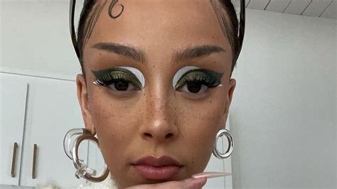 Vogue speaks to the artist behind Doja Cat’s mesmerising makeup ...