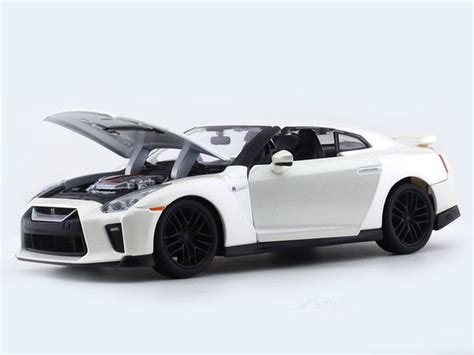 Nissan Skyline GT-R R35 White 1:24 Bburago licensed diecast Scale Model ...