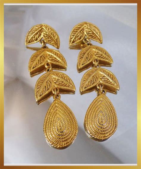 अपने कानों को सजाइये सोने की इन आकर्षक बूंदों से - DusBus