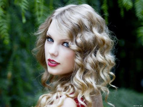 Top Bollywood Actress: American Musician and Actress Taylor Swift Cute ...