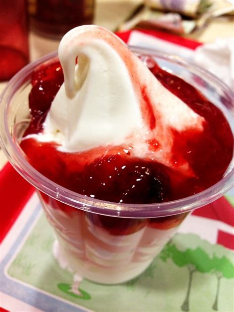 草莓圣代怎么做,草莓圣代图片,圣代冰淇淋怎么做_大山谷图库