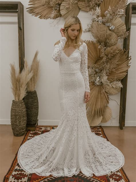 Fitted Lace Wedding Dresses With Sleeves