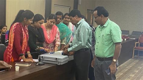 अनोखी पहल: महिलाओं के हाथों से खुलेगी प्रत्याशियों के भाग्य की रेखा ...