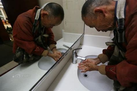 杭州“看书前洗手”拾荒老人被撞离世 生前助学-搜狐新闻