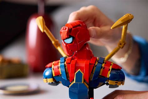 LEGO® Iron Spider-Man Bust | Official LEGO® AE