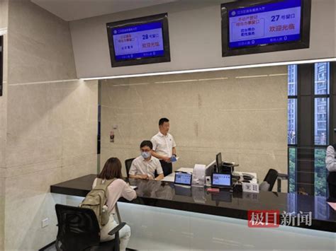 公证处入驻武汉市江汉区政务服务中心，实现不动产登记+公证“一站式”办理_群众_大厅_女士