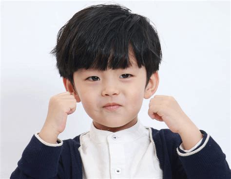 8岁小歌手孔怡菲发布原创歌曲《我要陪你一起唱》官宣出道 - 知乎