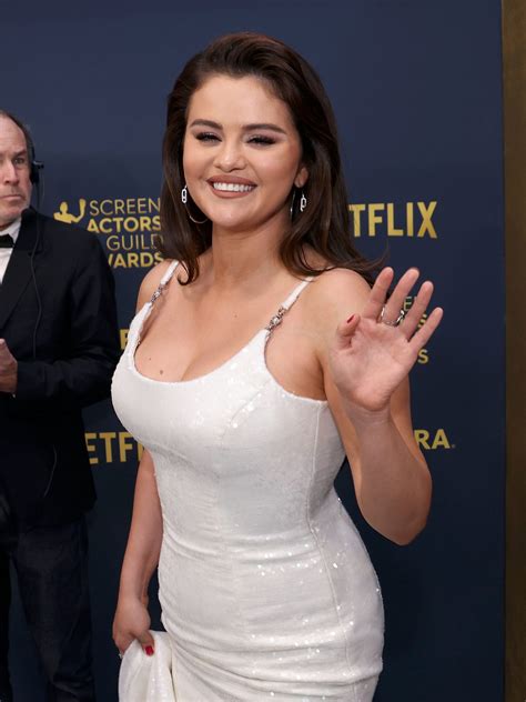 Selena Gomez White Dress Big Breasts Cleavage Sag Awards - Hot Celebs Home