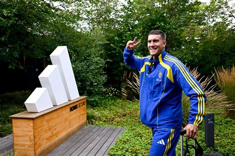 Juve subito in Germania! La partenza con omaggio a Vialli e vecchio logo